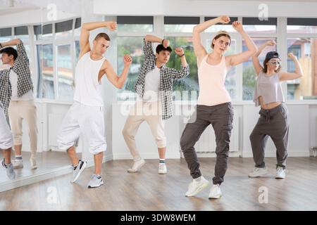 Hip-Hop-Tanz von einer Gruppe junger Tänzer im Tanzstudio Stockfoto