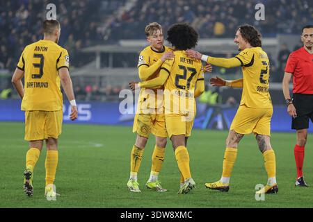 Bergamo, Italien. Februar 2026. Karim Adeyemi (27) von Borussia Dortmund erzielte 3-1 beim UEFA Champions League-Spiel zwischen Atalanta B.C. und Borussia Dortmund in der New Balance Arena in Bergamo. Quelle: Gonzales Photo/Alamy Live News Stockfoto