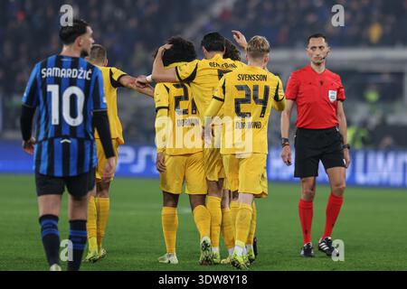 Bergamo, Italien. Februar 2026. Karim Adeyemi (27) von Borussia Dortmund erzielte 3-1 beim UEFA Champions League-Spiel zwischen Atalanta B.C. und Borussia Dortmund in der New Balance Arena in Bergamo. Quelle: Gonzales Photo/Alamy Live News Stockfoto