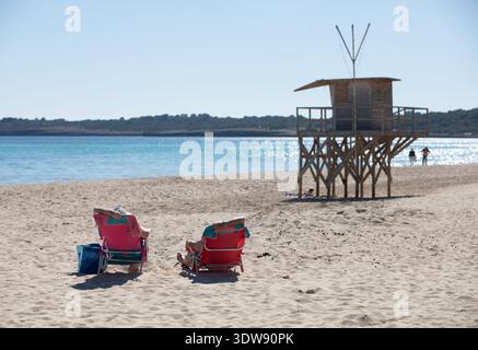 Son Servera, Spanien. Februar 2026. Die Leute sonnen sich am Strand in Cala Millor, Mallorca. Quelle: Clara Margais/dpa/Alamy Live News Stockfoto