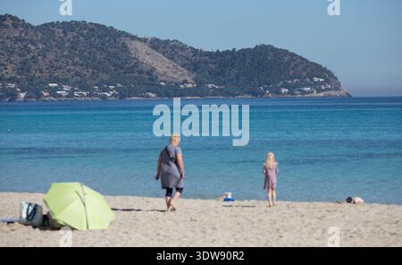 Son Servera, Spanien. Februar 2026. Die Leute sonnen sich am Strand in Cala Millor, Mallorca. Quelle: Clara Margais/dpa/Alamy Live News Stockfoto