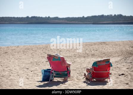 Son Servera, Spanien. Februar 2026. Die Leute sonnen sich am Strand in Cala Millor, Mallorca. Quelle: Clara Margais/dpa/Alamy Live News Stockfoto