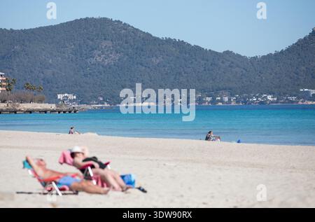 Son Servera, Spanien. Februar 2026. Die Leute sonnen sich am Strand in Cala Millor, Mallorca. Quelle: Clara Margais/dpa/Alamy Live News Stockfoto