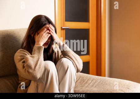 Junge Frau, die unter psychischen Problemen leidet Stockfoto
