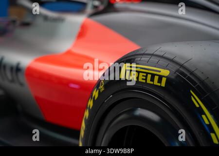 Nahaufnahme des Pirelli-Reifens auf dem Audi Formel-1-Rennwagen. Toronto, Kanada - 18. Februar 2026. Stockfoto
