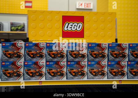 LEGO City Formel-1-Sets werden im Verkaufsregal ausgestellt. Toronto, Kanada - 18. Februar 2026. Stockfoto