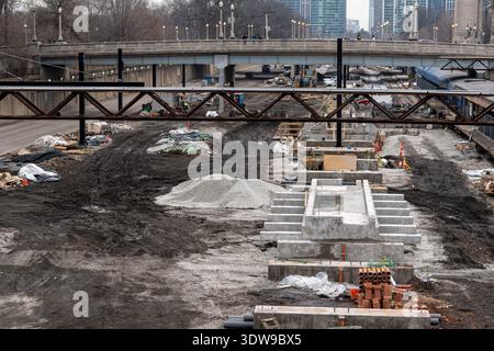 Luftaufnahme der Bahnwartung mit entfernten alten Schienen, neuen Schienen in der Nähe und einbaufertiger Ausrüstung. Industrielle Outdoor-Szene Stockfoto