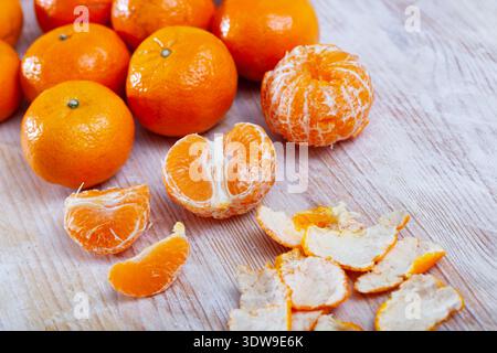 Nahaufnahme von frisch geschälten Clementinen auf Holztisch Stockfoto