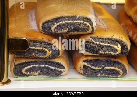 Strudel zum Verkauf auf dem Weihnachtsmarkt, Köln, Deutschland Stockfoto