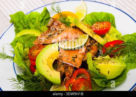 Appetitanregenden Fischsalat mit gerösteten Forellen Stockfoto