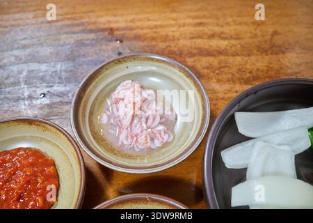 Authentischer koreanischer Sundaeguk (Blutwurstsuppe) mit Schweinebauch, Därmen und gesalzenen Garnelen in einem lokalen traditionellen Restaurant in Geoje. Stockfoto