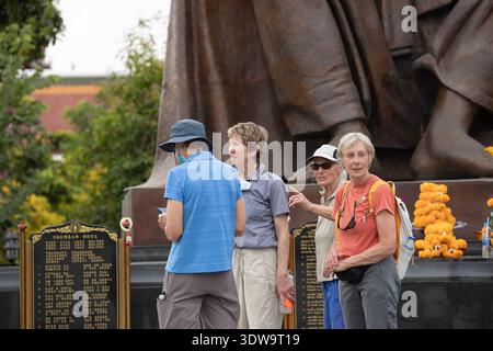 BANGKOK, THAILAND. 4. FEBRUAR 2026: Gruppe von Senioren, die gemeinsam spazieren gehen und erkunden, Menschen, die im öffentlichen Raum interagieren, Rückansicht, im Wat Rakang Stockfoto