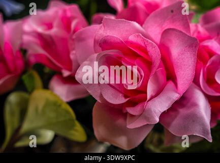 Eine rosa künstliche Rosenblume Stockfoto