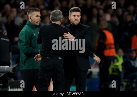 Paris, Frankreich. Februar 2026. PSG-Trainer Luis Enrique begrüßt den Trainer der AS Monaco Sebastien Pocognoli nach dem zweiten Spiel der UEFA Champions League Knockout Play-offs zwischen Paris Saint-Germain (PSG) und AS Monaco (ASM) am 25. Februar 2026 im Parc des Princes Stadion in Paris, Frankreich - Foto Jean Catuffe/DPPI Credit: DPPI Media/Alamy Live News Stockfoto