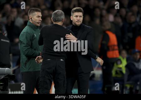 PSG-Trainer Luis Enrique begrüßt den Trainer der AS Monaco Sebastien Pocognoli nach dem zweiten Spiel der UEFA Champions League Knockout Play-offs zwischen Paris Saint-Germain (PSG) und AS Monaco (ASM) am 25. Februar 2026 im Parc des Princes Stadion in Paris Stockfoto