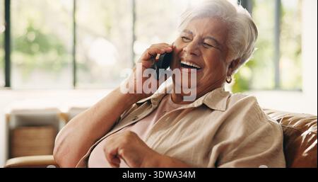 Lustig, telefonieren und Seniorin zu Hause für Witze, Comedy oder Klatsch Story, um sich im Ruhestand zu entspannen. Mobil, Wohnzimmer und ältere Menschen lachen dafür Stockfoto