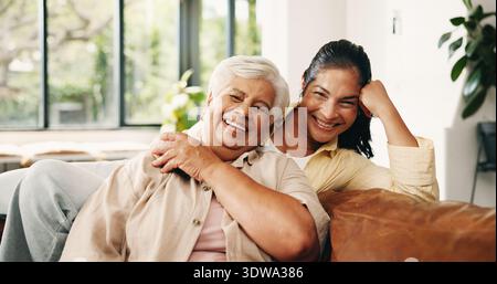 Porträt, ältere Mutter und Frau zu Hause mit Lächeln, Liebe oder Lachen zusammen im Wohnzimmer. Sofa, ältere Mutter und Erwachsene Tochter mit glücklicher Familie Stockfoto