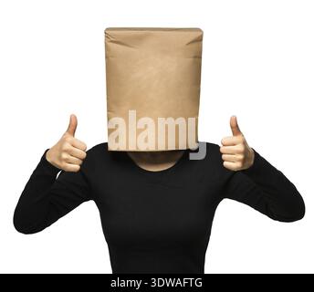 Eine junge Frau, die seinen Kopf mit einer Papiertüte bedeckt Stockfoto