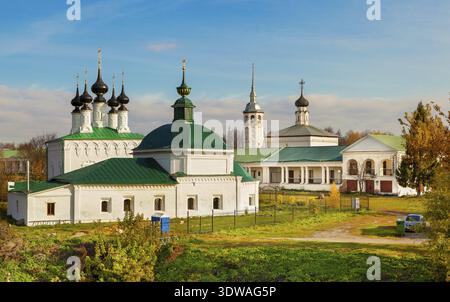 Suzdal, Russland, 12. Oktober 2014: Jerusalem-Kirche und St. Paraskeva-Kirche in Suzdal, Goldener Ring von Russland Stockfoto