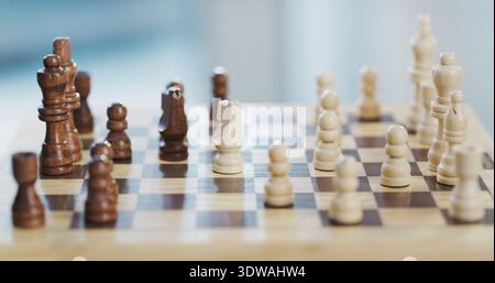 Schach, Brett und Spielsteine mit Spielbeginn für Herausforderung, Problemlösung und Wettkampf auf dem Tisch. Schachbrett, Ritter und Königin mit Bauern zu Hause Stockfoto
