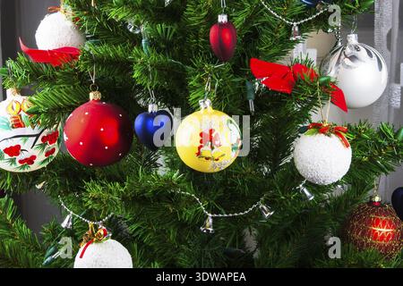 Schöne Weihnachtsdekoration am Weihnachtsbaum Stockfoto