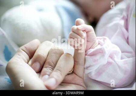 Mutter Hand hält das Baby. Foto aufgenommen in der neonatalen gynäkologische Stockfoto