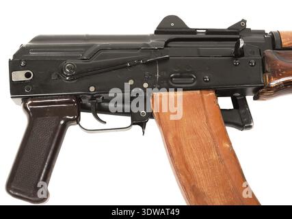 Russisches Maschinengewehr AKS-74U Nahaufnahme. Isoliert auf weißem Hintergrund Stockfoto