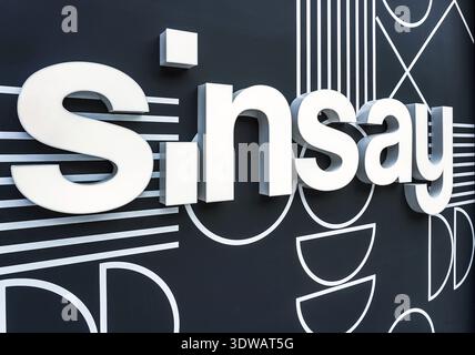 Samara, Russland - 2. März 2023: Markenlogo des Sinsay Store im Einkaufszentrum Stockfoto