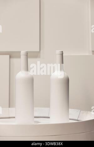 Flaschen Wein, weiße Farbe Stillleben. High-Key-Beleuchtung Stockfoto