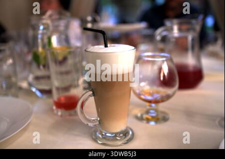 Dalgona schaumig Kaffee in Glas auf grau. Trend koreanischen Drink Latte mit Schaum von Instant-Kaffee. Nahaufnahme. Stockfoto
