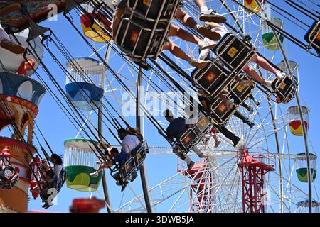 SYDNEY - 29. Dezember 2025: Die Teilnehmer fahren mit Volare (Italienisch für „fliegen“) im Sydney Luna Park. Die Fahrt simuliert das Fliegen und bietet einen Panoramablick Stockfoto