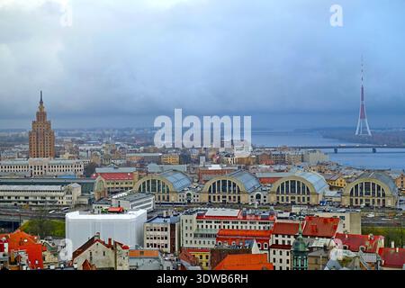 Stadtlandschaft mit modernen Gebäuden und historischen Häusern der Altstadt an einem regnerischen Tag in Riga, Lettland Stockfoto