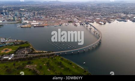Aus der Vogelperspektive auf die berühmte Coronado Bridge, die sich über die Bucht erstreckt und Coronado mit dem pulsierenden Stadtbild verbindet, mit Booten auf dem Wasser, Coronad Stockfoto