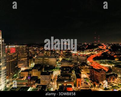 Luftaufnahme der Lichter der Stadt, die den Nachthimmel in leuchtenden Farben und Straßen und Gebäude in Cincinnati, Ohio, USA. Stockfoto