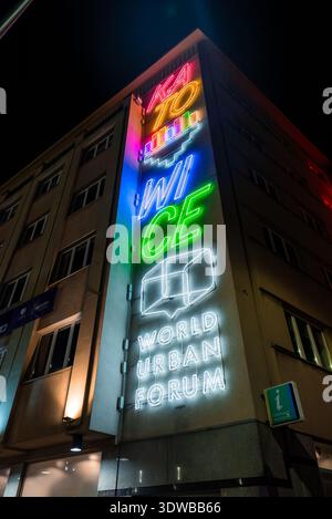 Nächtliches Neonschild in KATTOWITZ an der Fassade im Zentrum von Kattowitz, Polen Stockfoto