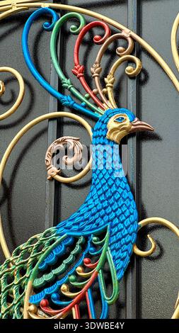 Schöne Metalltore mit einem Pfau drauf. Stockfoto