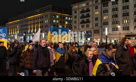 Berlin, Deutschland - 24. Februar 2026: Eine große Menschenmenge versammelt sich und marschiert nachts während einer pro-ukrainischen Kundgebung im Zentrum Berlins Stockfoto