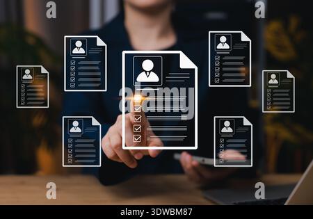 Digital Resume Screening von HR Professional. Personalmanager bewerten mehrere Lebensläufe oder Lebensläufe online, moderne Personalbeschaffung und Kandidatenauswahl Stockfoto