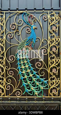 Schöne Metalltore mit einem Pfau drauf. Stockfoto