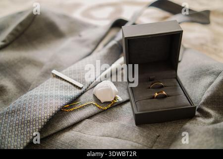 Eheringe in einer Box mit Hochzeitsaccessoires für Herren Stockfoto