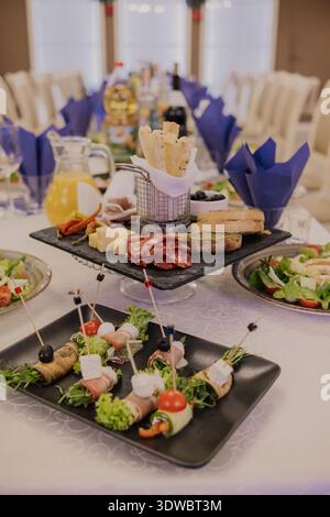 Ein Tisch mit verschiedenen Snacks Stockfoto