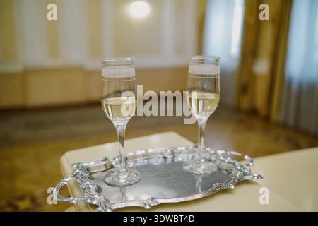 Gläser Champagner auf einem silbernen Tablett Stockfoto