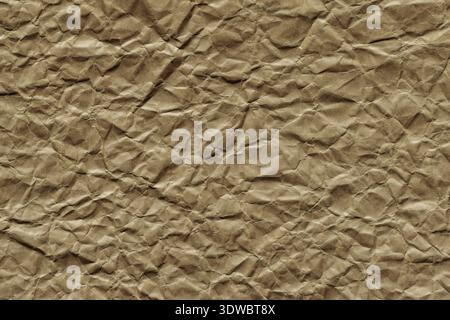 Zerknitterter brauner Texturhintergrund aus Kraftpapier mit natürlichen Falten und Falten für Design Stockfoto