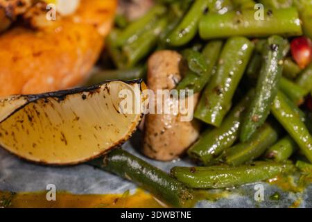 Gebratener Lachs mit Gemüse und Pilzen Stockfoto