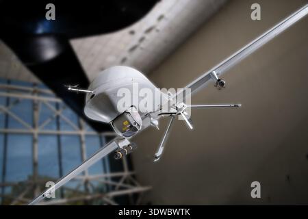 Der General Atomics MQ-1L Predator A (2000) ist ein UAV für Aufklärungs- und Kampfeinsätze. Ausgestattet mit einem Satelliten-Datalink-System und fortschrittlichen Sensoren, spielte sie eine wichtige Rolle bei US-Militäroperationen in Afghanistan und Irak, einschließlich des ersten Kampfeinsatzes der Hellfire-Rakete durch ein UAV. Stockfoto