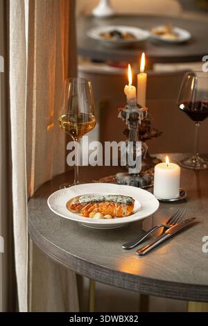 Lachs mit Kartoffeln in Beurre Blanc-Sauce Stockfoto