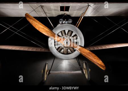 Sopwith F.1 Camel war ein britischer Doppeldecker aus dem Ersten Weltkrieg, der im Juli 1917 eingeführt wurde und von einem 130 PS starken Clerget 9B-Drehmotor angetrieben wurde. Bewaffnet mit zwei Vickers-Maschinengewehren wurden 1.294 gegnerische Flugzeuge zerstört. Der historische Fotodruck zeichnet die Konfiguration mit einem Sitz auf. Stockfoto