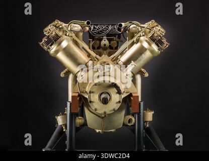 Curtiss V-X war ein wassergekühlter Achtzylindermotor vom Typ V, der ab 1915 mit einer Nennleistung von 134 kW (180 ps) bei 1.400 U/min und einem Hubraum von 18,0 Litern hergestellt wurde. Der historische Fotodruck dokumentiert ein früheres amerikanisches Flugzeugkraftwerk, das von Glenn Curtiss entwickelt und während des Ersten Weltkriegs auf Trainingsflugzeugen der Curtiss R-Serie eingesetzt wurde. Stockfoto