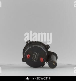 Die Treibstoffmengenanzeige ist ein mechanisches Cockpit-Instrument, das zur Messung und Anzeige der Treibstoffversorgung von Flugzeugen verwendet wird. Die japanischen Marineflugzeuge beinhalteten Primerpumpen und Schlauchverbinder zur Unterstützung von Wartung und Prüfung. Das archivierte fotografische Protokoll dokumentiert die Messfläche, die numerische Skala und die externen Fittings. Stockfoto