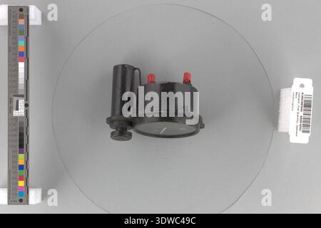 Die Kraftstoffmengenanzeige ist eine Cockpitanzeige, die zur Überwachung des Kraftstoffstands in Flugzeugtanks während des Betriebs verwendet wird. Versionen, die mit der japanischen Marine-Luftfahrt verbunden sind, beinhalten Primerpumpen und Schlauchverbinder für Systemprüfung und -Wartung. Das archivierte fotografische Protokoll dokumentiert die Geräteoberfläche, Skalenmarkierungen und Beschläge. Stockfoto